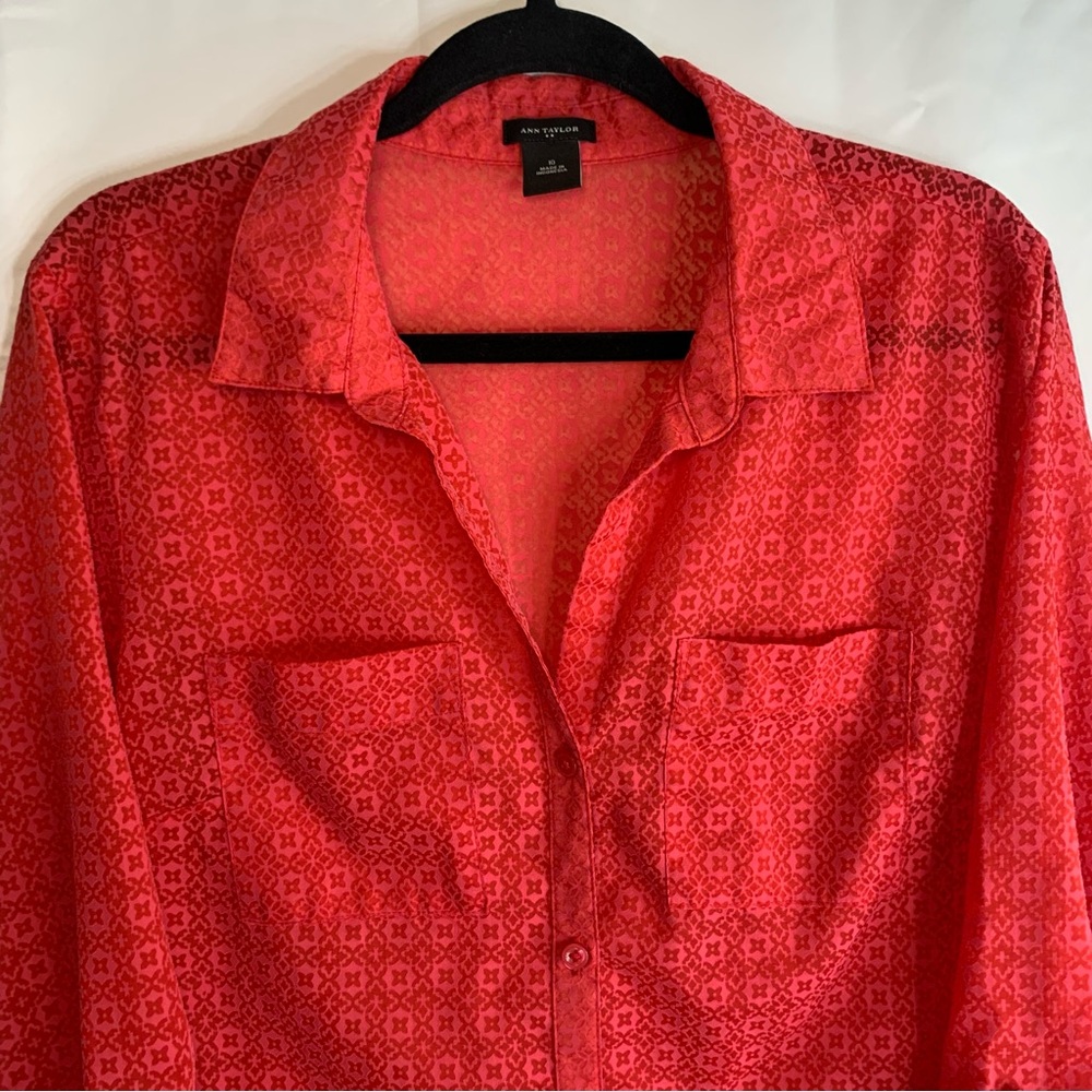 Ann Taylor Red Geometric Semi-Sheer Lightweight Button-Up Tunic Shirt, size 10 - Picture 6 of 13